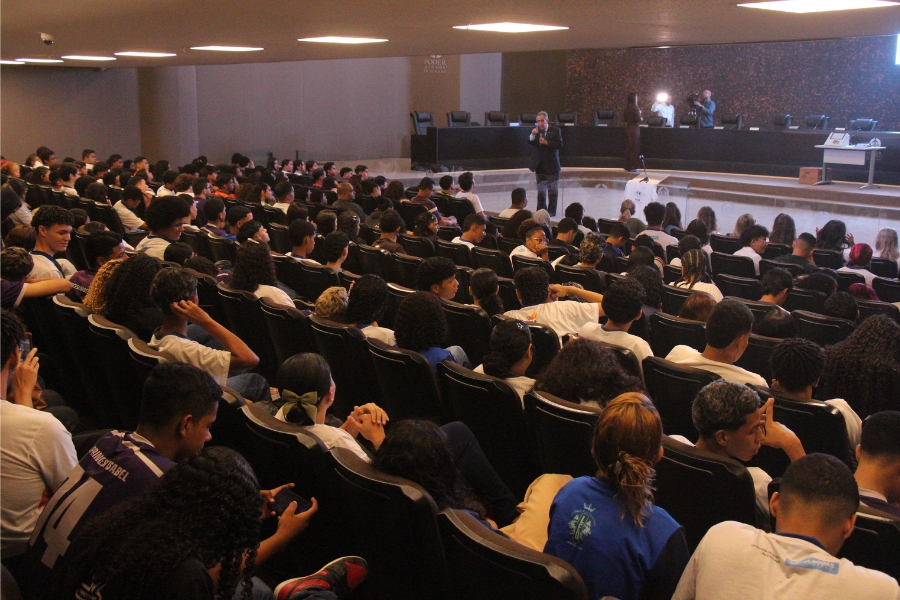 Programa Cidadania e Justiça reúne 240 estudantes para debater a importância das eleições