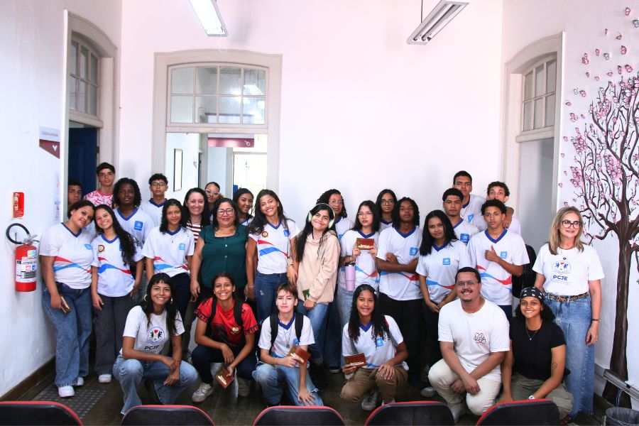 Estudantes da Escola Estadual Anaías de Lima conhecem Biblioteca Graciliano Ramos.