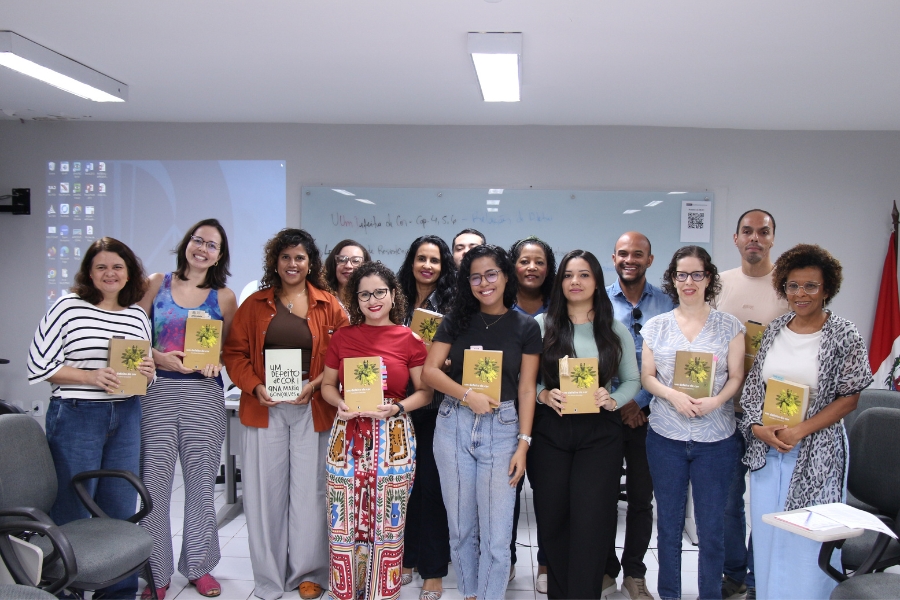 Segundo encontro da leitura guiada de Um Defeito de Cor reúne participantes na Esmal.