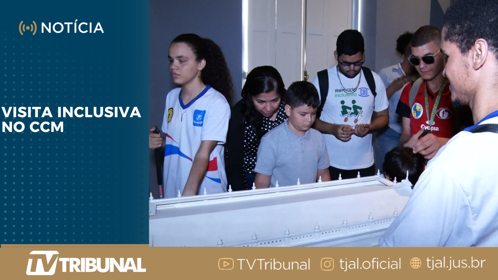Estudantes cegos e com baixa visão visitam o Centro de Cultura e Memória do Judiciário